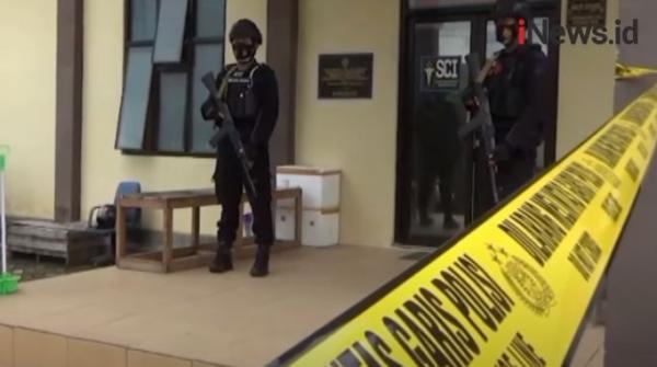 Situasi pengamanan di sekitar lokasi penggerebekan rumah terduga teroris di Villa Mutiara Makassar, Sulsel, Rabu (6/1/2021). (foto: Antara)