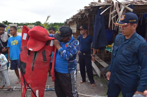 Penampakan Serpihan Diduga Bangkai Pesawat Bertuliskan CNSA (Foto: iNews/Sigit Pamungkas)