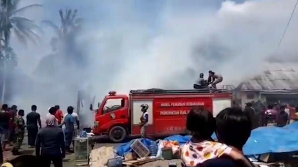 Damkar Mobil pemadam kebakaran tiba di lokasi kebakaran Pesisir Selatan, Sumbar (Budi Sunandar/iNews)