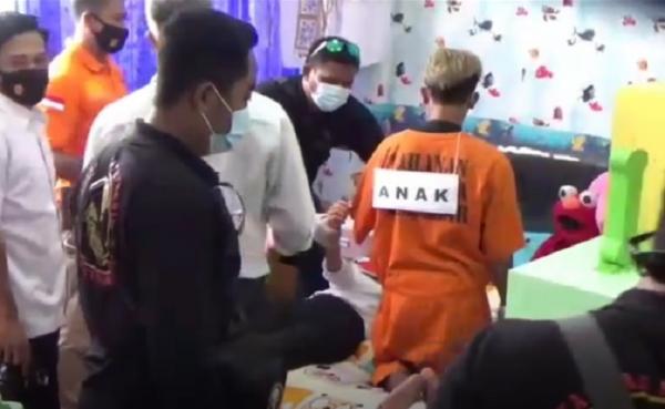 Rekonstruksi pembunuhan karyawati bank BUMN di Mapolresta Denpasar, Rabu (6/1/2021). (iNews.id/Muhyiddin)