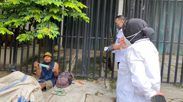 Mensos Tri Rismaharini menemui pemulung/gelandangan di Jakarta Pusat. (Foto: Twitter/PDIP).
