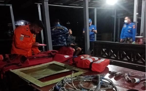 Serpihan Diduga Bangkai Pesawat Luar Angkasa Serpihan Diduga Bangkai Pesawat Luar Angkasa Bertuliskan CNSA Ditemukan di Kobar (Foto: iNews/Sigit Pamungkas)