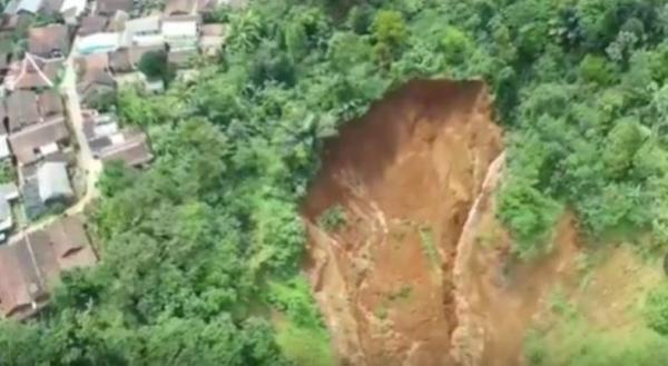 Tanah Longsor Di Temanggung 1 Rumah Roboh