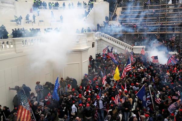 Polisi menembakkan gas air mata kepada para pendukung Donald Trump yang berunjuk rasa di Gedung DPR AS, Washington DC, Rabu (6/1/2021). (Foto: Reuters)