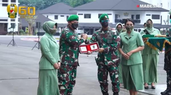 KSAD dan Wakasad Dispenad KSAD Jenderal TNI Andika Perkasa melepas purna tugas Letjen TNI (Purn) Moch Fachruddin. (Foto: Dispenad).