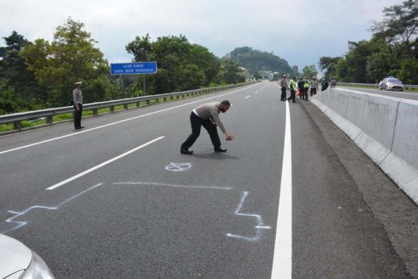 Anggota Satlantas Polres Semarang bersama TAA Ditlantas Polda Jateng saat melakukan rekonstruksi kecelakaan lalu lintas di KM 428 tol Semarang-Solo. (Istimewa)