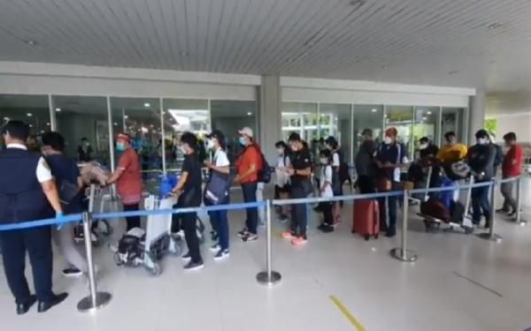 Penumpang di Bandara Ngurah Rai Bali (Foto: iNews/Bagus Alit)