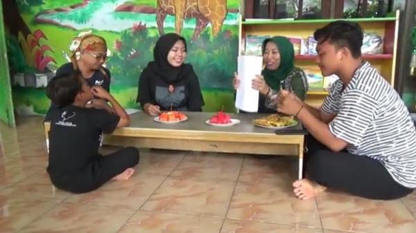 Salsabila Shofwah Alamak Dot Com (20), Mustaghfirin Zazhmi Ramadhan Dot Com (19), dan Daffa Fawwaz Robbani Dot Com (12), bersama kedua orang tuanya. (Foto: iNews/Agus Ismanto)