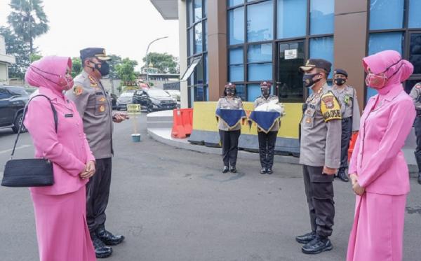 Dibanjiri Ucapan Selamat Hengki Haryadi Resmi Gantikan Heru Novianto Sebagai Kapolres Jakarta Pusat Dibanjiri Ucapan Selamat Hengki Haryadi Resmi Gantikan Heru Novianto Sebagai Kapolres Jakarta Pusat