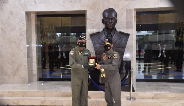 TNI AU Kapolri Jenderal Pol Idham Azis menerima Wing Kehormatan Penerbang Kelas 1 TNI AU. (Foto dok Puspen).