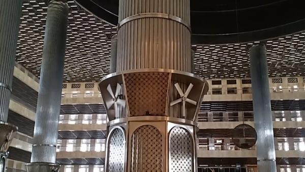 Kipas elektrik di dalam Masjid Istiqlal (Foto: iNews/Riezky Maulana)