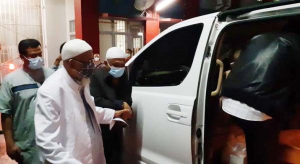 Abu Bakar Baasyir  keluar dari Lapas Gunung Sindur saat hendak menuju mobil menjelang kepulangannya ke Sukoharjo. (foto Ditjen PAS)
