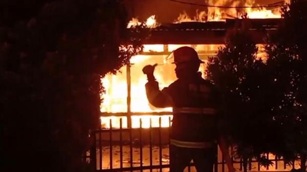 Petugas damkar padamkan kebakaran 10 petak rumah di Padang Barat, Padang, Sumbar (Budi Sunandar/iNews)