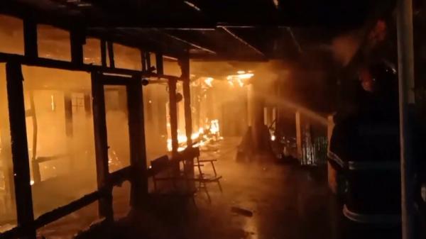 Kebakaran-2 Kebakaran 10 petak rumah di Padang Barat, Padang, Sumbar (Budi Sunandar/iNews)