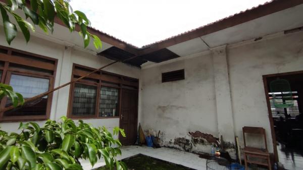 salah satu sudut bangunan yang rusak. (Foto: iNews/Sholahudin)