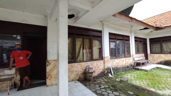 dinas sos rusak Salah satu bagian banguan yang rusak. (Foto: iNews/Sholahudin)