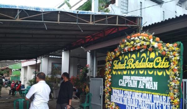 Karangan Bunga Kapten Afwan di Bogor (Foto: Sindo/ Haryudi)