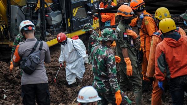 Tim Sar Evakuasi 16 Jenazah Korban Longsor Sumedang 23 Orang Masih Dicari