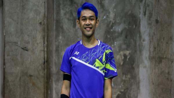 Fajar Alfian Ganda putra Indonesia Fajar Alfian disorot lantaran mewarnai rambutnya jadi biru saat mentas di Thailand Open 2021. (Foto: BWF)