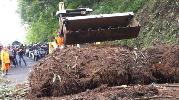 Longsor Terjang Salawu Jalan Utama Tasikmalaya Garut Sempat Terputus 3346