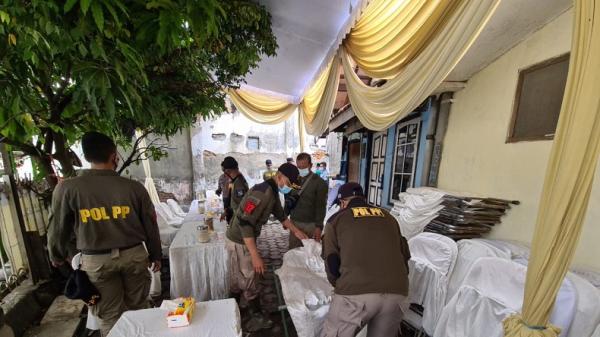 Petugas gabungan membubarkan resepsi pernikahan di Surabaya, Selasa (12/1/2021). (Foto: SINDONews/Ali Masduki)