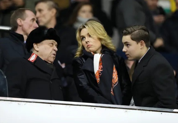 Eve Vorley dan David Sullivan David Sullivan (kiri) duduk berdampingan dengan Eve Vorley (tengah). Foto: Sport Bible