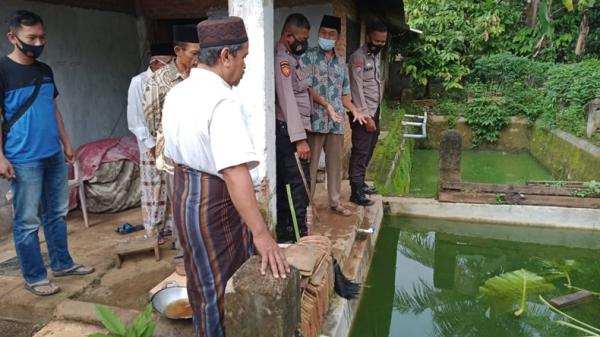 Kakek Polisi lakukan olah TKP di kolam ikan, lokasi tewasnya kakek di Pringsewu, Lampung (Indra Siregar)