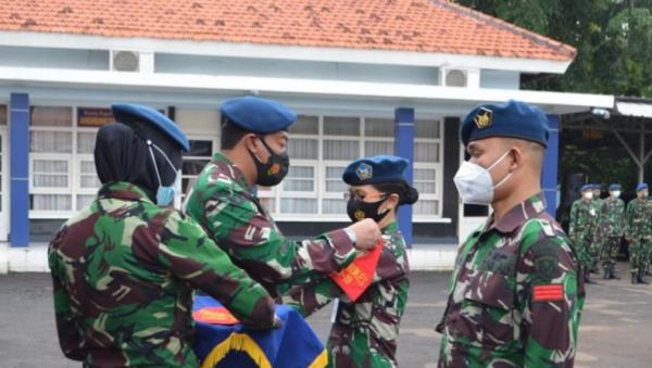 Ka RSAU dr.Esnawan Antariksa Kolonel Kes dr Mukti Arja Berlian Sp.PD Sematkan badge tugas ke tim prokes (Foto: TNI AU)
