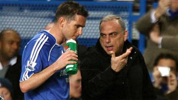 Lampard Grant Frank Lampard (kiri) mendengarkan instruksi Avram Grant pada musim 2007/2008. (Foto: Sky Sports)