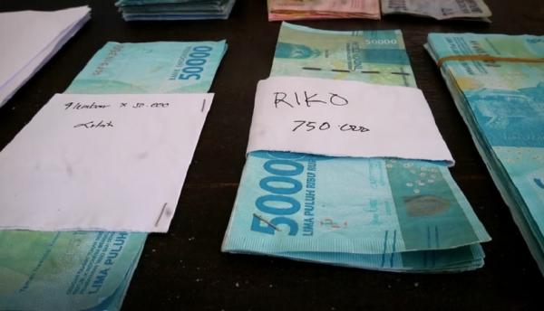 Barang bukti uang palsu yang diedarkan pengemudi ojek online di Bali. (iNews.id/Ari Wiradarma)