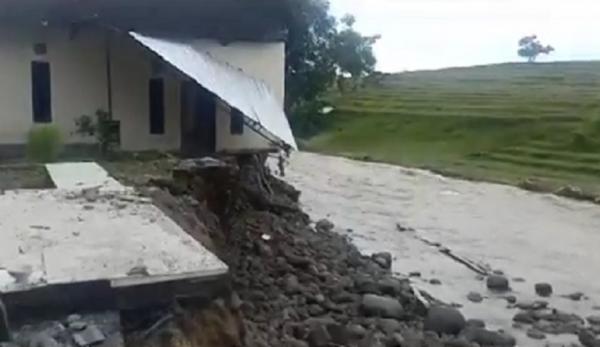 Banjir Jembrana 2 Banjir bandang di Jembrana menghanyutkan satu rumah warga, Jumat (15/1/2021). (iNews.id/Nyoman Sudika)