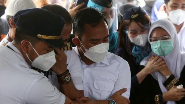 Keluarga dan kerabat almarhum Fadly Satriyanto tak kuasa menahan tangis saat pemakaman Co-Pilot NAM Air, Fadly Satriyanto di TPU Keputih, Kecamatan Sukolilo, Surabaya, Jumat (15/1/2021). (Foto: SINDONews/Ali Masduki)