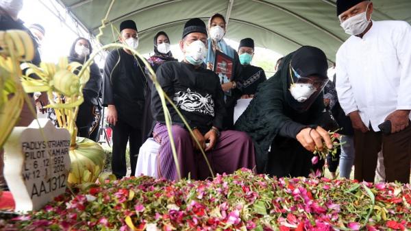 Keluarga dan kerabat almarhum Fadly Satriyanto tak kuasa menahan tangis saat pemakaman Co-Pilot NAM Air, Fadly Satriyanto di TPU Keputih, Kecamatan Sukolilo, Surabaya, Jumat (15/1/2021). (Foto: SINDONews/Ali Masduki)