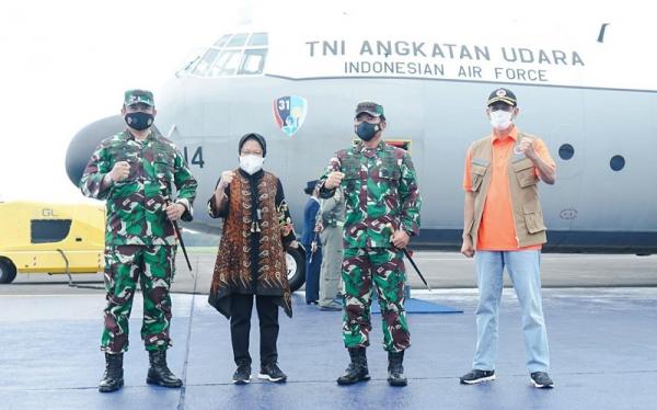 Panglima TNI Marsekal Hadi Tjahjanto bersama Mensos Tri Rismaharini dan Kepala BNPB Letjen TNI Doni Monardo mengirimkan bantuan ke Kalsel dan Sulbar. (Foto: Puspen TNI)