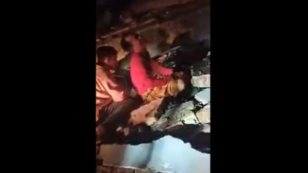 Bapak di Mamuju menangis histeris dan meminta tolong warga untuk mengevakuasi anaknya yang tertimbun runtuhan rumah akibat gempa M6,2 di Sulbar (Huzair Zainal/iNews)