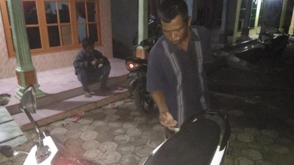 abu vulkanis gunung semeru Warga Desa menunjukkan abu vulkanis di jok sepeda motornya saat Gunung Semeru erupsi, Sabtu (16/1/2021). (Foto: iNews/Hana Purwadi)