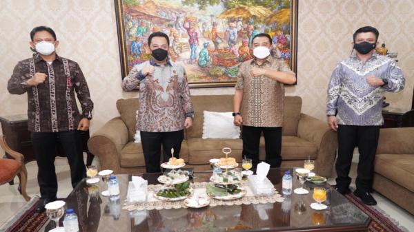 Listyo Sigit Div Humas Kabareskrim Polri yang juga calon kapolri Komjen Pol Listyo Sigit Prabowo (dua dari kiri) bersilaturahmi dengan sejumlah mantan kapolri untuk meminta doa restu, Sabtu (16/1/2021). (Foto: Divisi Humas Polri).