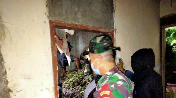 sekeluarga tewas tertimbun longsor di manado2 Suasana di rumah korban yang tertimbun longsor di Kelurahan Perkamil Lingkungan V, Kecamatan Paal Dua, Kota Manado, Provinsi Sulawesi Utara (Sulut), dievakuasi, Sabtu (16/1/2021). (Foto: Okezone/Subhan Sabu)