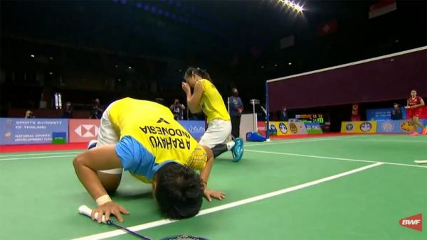 Greysia/Apriyani Apriyani Rahayu sujud syukur usai memastikan juara ganda putri Thailand Open 2021 bersama Greysia Polii, Minggu (17/1/2021) sore. (Foto: BWF)