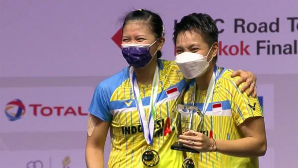 Greysia/Apriyani 2 Ganda putri Indonesia Greysia Polii/Apriyani Rahayu juara Thailand Open 2021 usai mengalahkan wakil tuan rumah Jongkolphan Kititharakul/Rawinda Prajongjai dengan skor 21-15 dan 21-12 pada babak final di Impact Arena, Minggu (17/1/2021). (Foto: BWF)