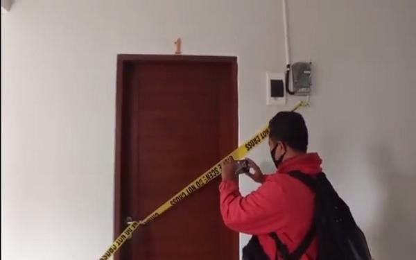 Kamar Nomor 1 di Homestay di Jalan Tukad Batanghari, Denpasar, Bali yang dipasang garis polisi.