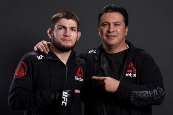 Mantan petarung UFC Khabib Nurmagomedov pernah bikin jengkel pelatihnya Javier Mendez gara-gara tak bisa bahasa Inggris. (Foto: The Sun)