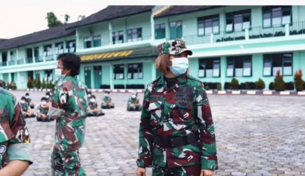 Korps Wanita TNI AD (Kowad) Serda Maria Jacoba Samuel saat melatih anggota TNI AD. (Foto ist).