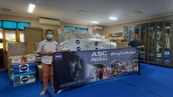 Anggota DPR Ahmad Sahroni menyalurkan bantuan bagi warga korban banjir di berbagai titik di Kalsel. Bantuan ini disalurkan melalui “Ahmad Sahroni Center (ASC) Peduli”. (Foto: SINDOnews/Kiswondari)