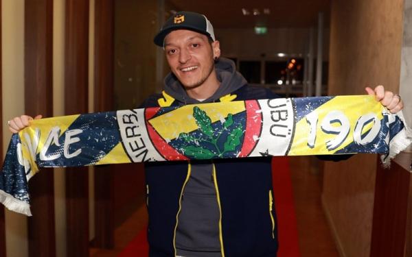 Mesut Ozil sudah resmi bergabung dengan Klub Turki, Fenerbache. Meski demikian dia tetap setia mendukung mantan klubnya, Arsenal. (Foto: Twitter @MesutOzil1088)