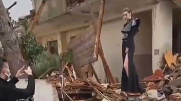 Model Seksi Ini Dikecam karena Pose di Reruntuhan Bangunan untuk