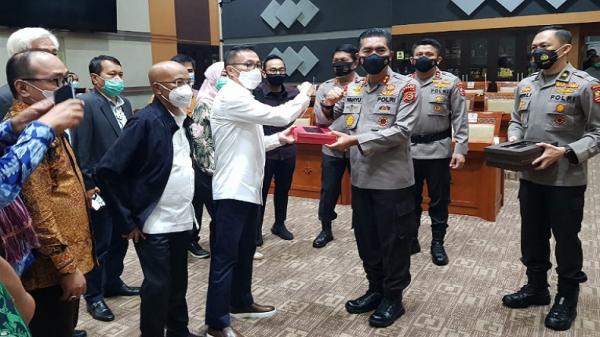 Kapolda Aceh Irjen Pol Wahyu Widada menyerahkan makalah Calon Kapolri Komjen Pol Listyo Sigit Prabowo ke Komisi III DPR, Selasa (19/1/2021). (Foto: Bid Humas Polda Aceh).