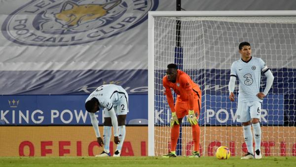 Chelsea Trio Chelsea Antonio Rudiger, Edouard Mendy dan Thiago Silva tampak frustrasi usai gawang mereka dijebol Leicester City pada pekan ke-18 Liga Inggris di King Power Stadium, Rabu (20/1/2021) dini hari WIB. (Foto: REUTERS)