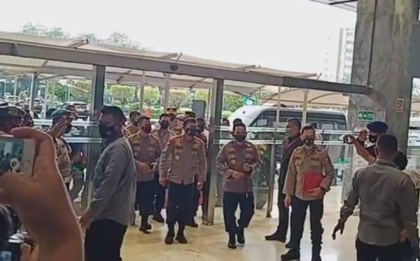 Kapolri Jenderal Idham Azis dan Komjen Listyo Sigit Prabowo tiba di Gedung DPR, Jakarta, Rabu (20/1/2021) jelang fit and proper test calon Kapolri. (Foto: iNews.id/Riezky Maulana)