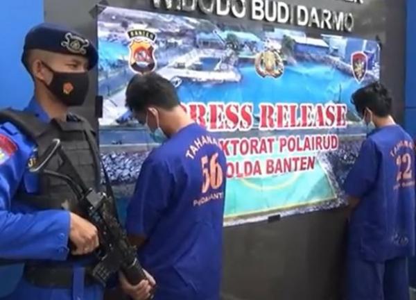 Dua tersangka penyelundupan lobster ditangkap Polairud Polda Banten. (Foto: iNews/Iskandar Nasution)